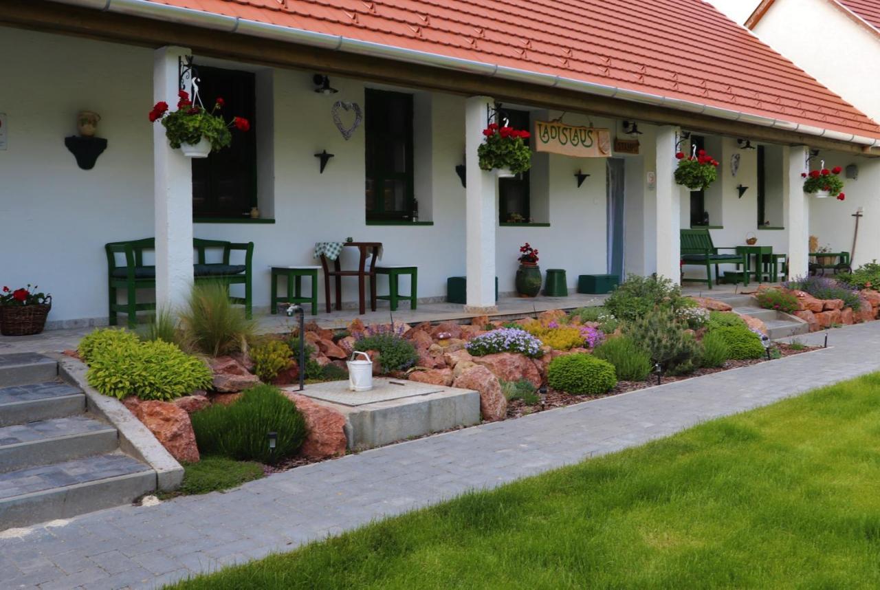 Ladislaus Schnaps-Haus Falusi Vendeghaz Csolnok Екстер'єр фото